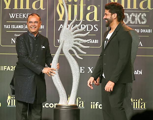 Yogesh Lakhani beside the IIFA trophy with Farhan Akhtar at IIFA Rocks in Abu Dhabi