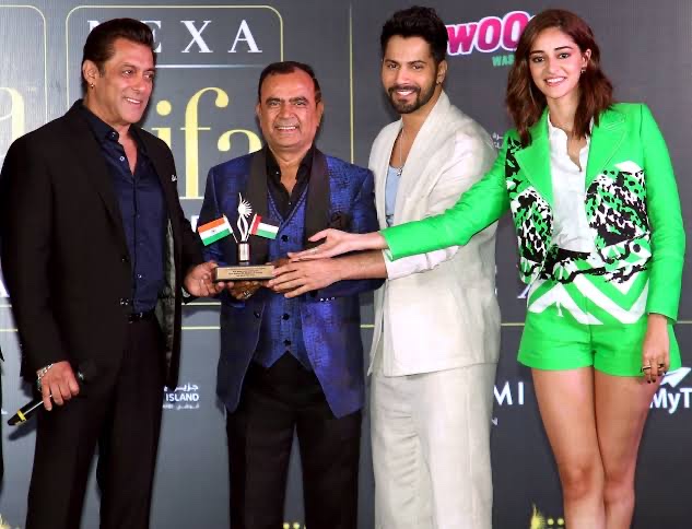 Yogesh Lakhani receiving an award on stage at the IIFA Awards alongside Salman Khan, Varun Dhawan and Ananya Panday