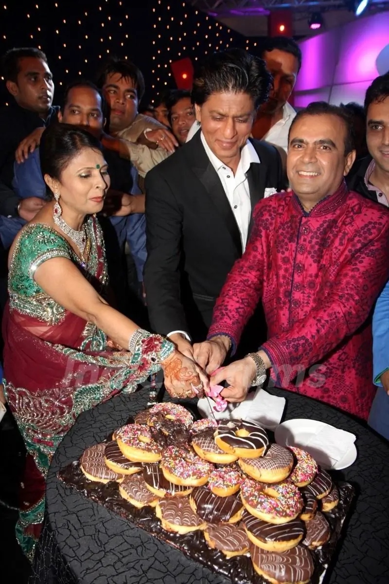Yogesh Lakhani cutting a celebration cake with Shah Rukh Khan at a Bright Outdoor Media event in Mumbai